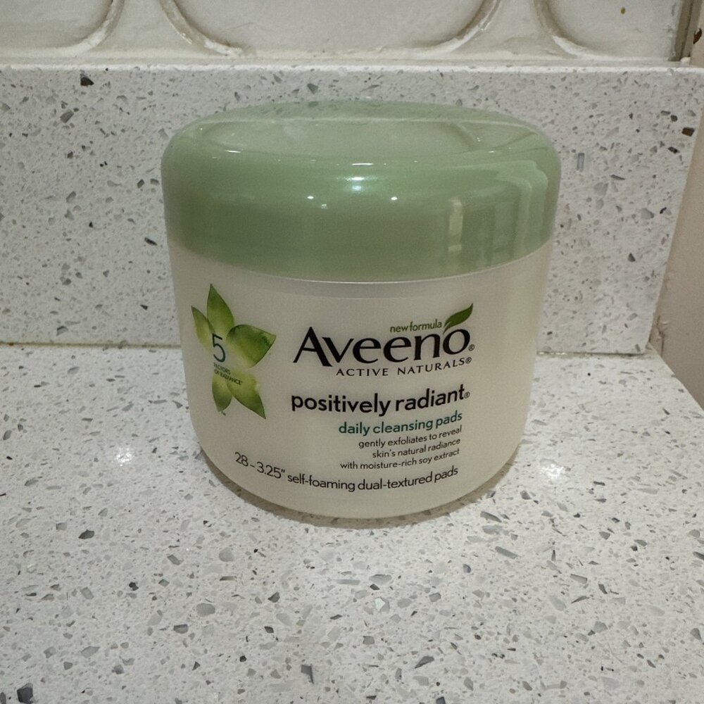 AVEENO Positively Radiant DAILY CLEANSING Self-Foaming Dual Texture Pads 28 ct